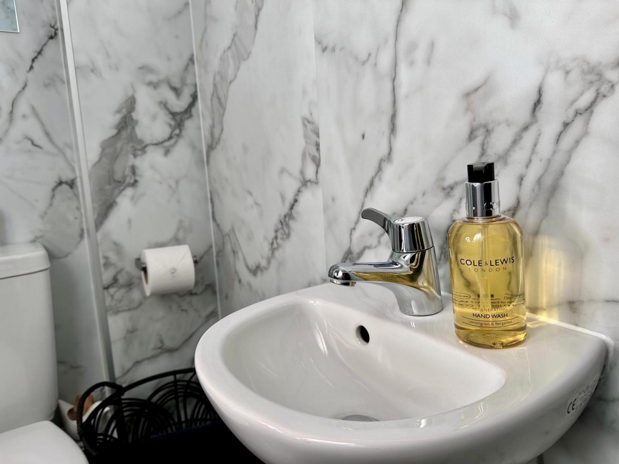 New Studio Apartment - Minutes Walk To Cathedral Salisbury Eksteriør billede